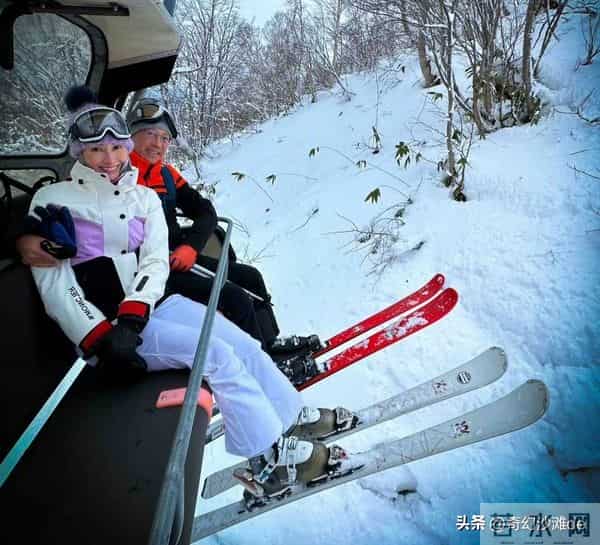 李嘉欣发文庆祝结婚17周年,大金镯子套袖口外,一身行头不简单!