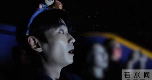 出席活动“死装死装”的,一到好莱坞就露馅,就很朱一龙啊