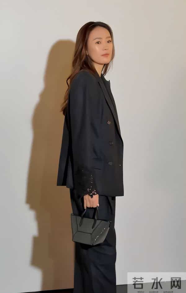 深圳这一天，胡静嫩了，童瑶又飒又美，却被罕见露面的王凯惊艳了