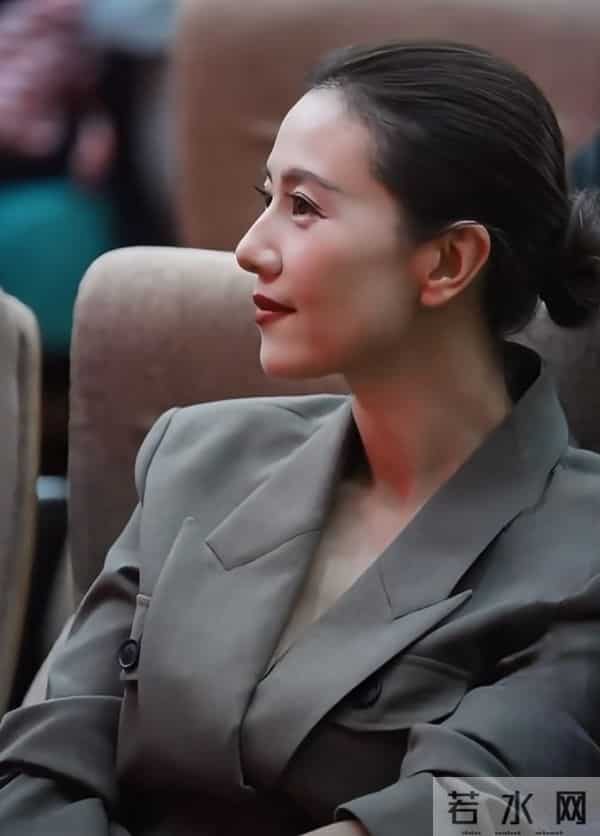 高圆圆现身活动观礼,灰西装盘发温婉,美貌气质优雅动人