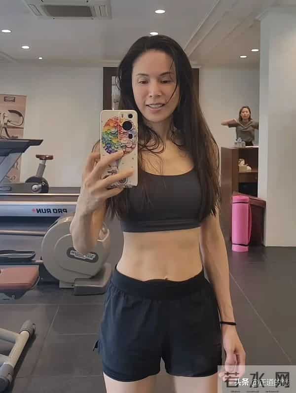 60岁李若彤晒腹肌 练到汗如雨下 公开招聘团队成员 要求每天跟她跳操