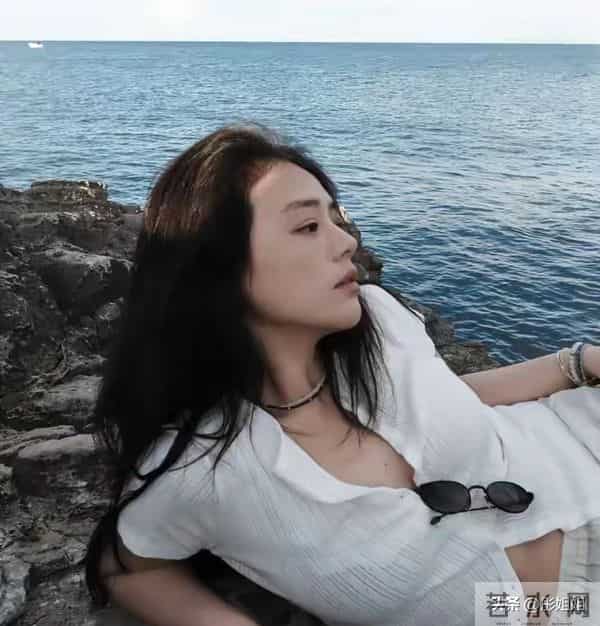 马思纯游西西里看海，扣一粒扣子秀事业线，极具魅惑！