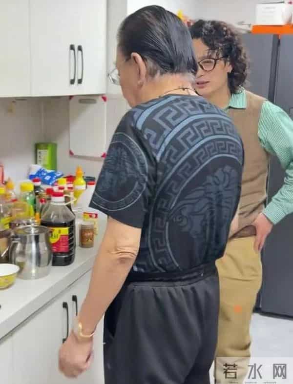 79岁侯耀华现状：独居北京别墅，家里环境脏乱差，晚年光景太唏嘘