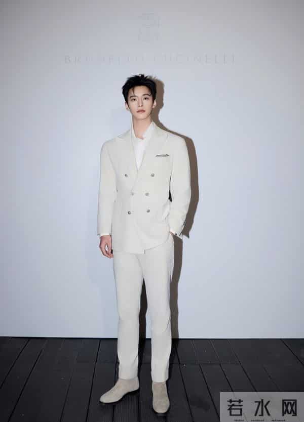 深圳这一天，胡静嫩了，童瑶又飒又美，却被罕见露面的王凯惊艳了