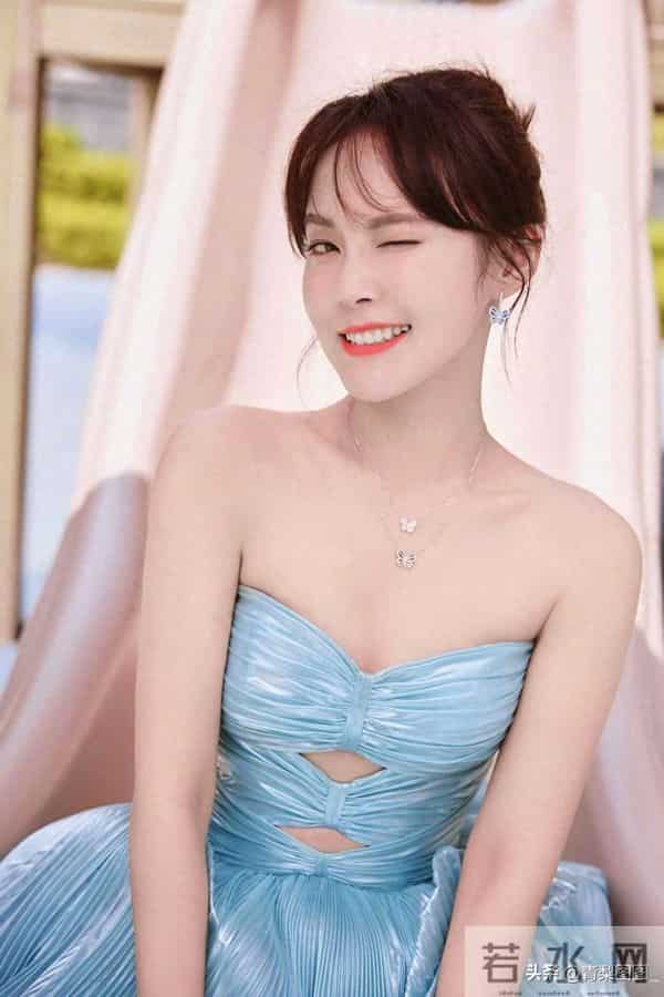 张佳宁抹胸装写真,眨眼笑的真开心