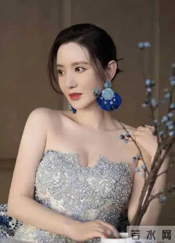 张萌 ,胸腰比太逆天了,抹胸造型性感妖娆,网友:太火辣了!