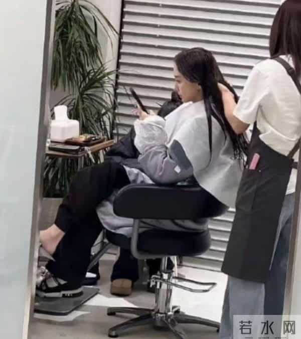 杨颖街边被偶遇,跷二郎腿做脚部美甲,环境简陋寒酸太接地气