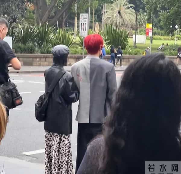 李荣浩杨丞琳悉尼又被偶遇,两人牵手秀恩爱,杨丞琳特别小鸟依人