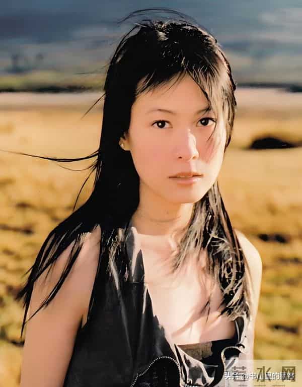 56岁刘若英变样:脸干瘪像老太太,又瘦又普,高龄生子断崖式衰老