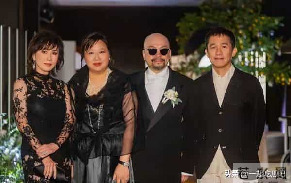 刘嘉玲出席好友婚礼,穿蕾丝透视裙秀身材,却被全裹的关之琳抢镜