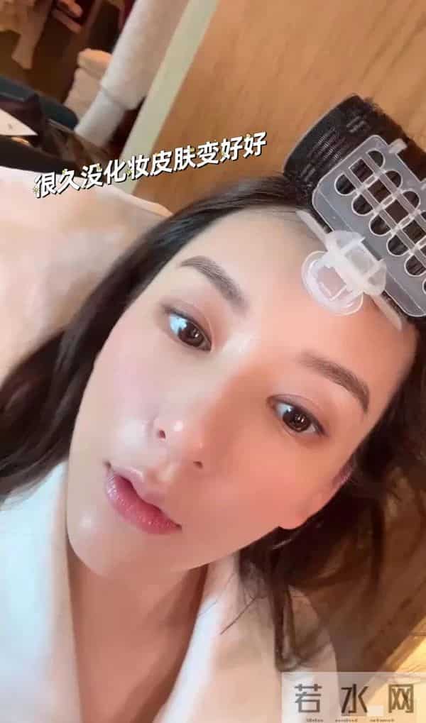 方媛晒三胎女儿满月合照，产后身材依旧能打，郭富城女儿奴实锤