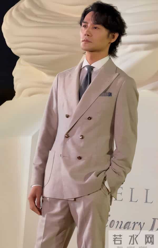 深圳这一天，胡静嫩了，童瑶又飒又美，却被罕见露面的王凯惊艳了