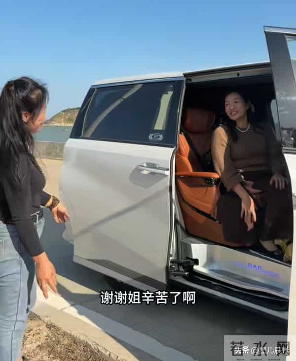 谢妈买新车 海军妈孤单在家 她耐心回复网友问题 偶尔农场有家人帮忙