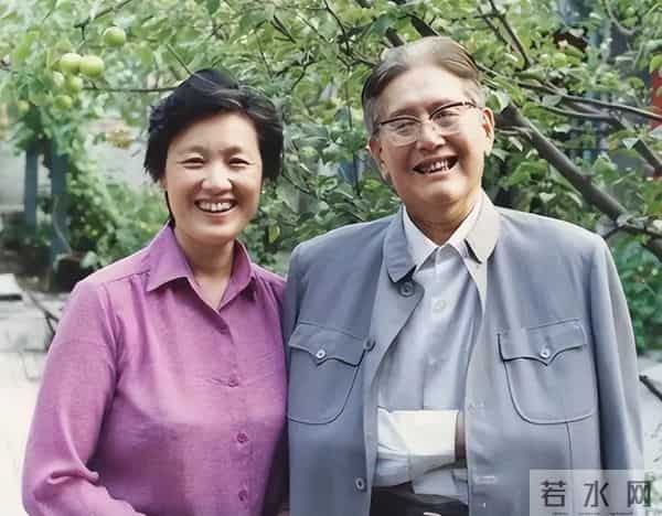 83年乔冠华逝世葬礼安排起争议,章含之提出三个要求,中央:同意