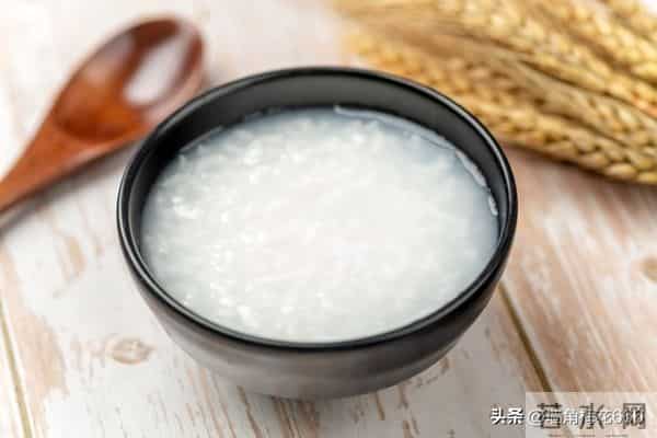 那年母亲去山上捡柴火,遇到一位老人在路边哭泣,母亲做了个决定