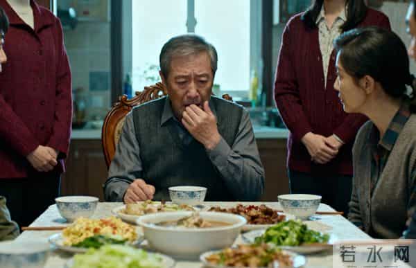 亲戚聚餐轮番挤兑我,老公一声不吭。我借口上厕所,发了条短信