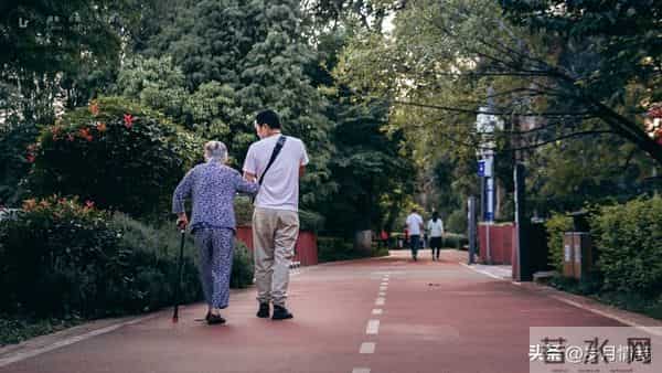 有这样的老人，简直就是儿女们的灾难，换做是谁，谁也扛不住！