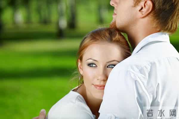 真正爱你的人,从来不会让你站在风雨里等