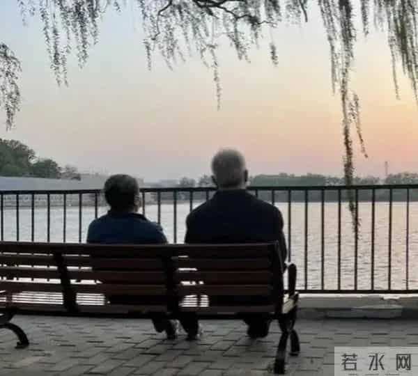 两性关系:人到晚年,如有异性靠近,不是桃花开,是你心里有了光