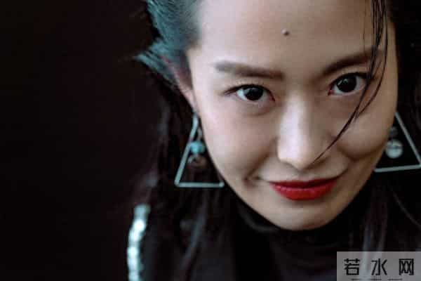 两性关系:男女独处时,女人有这5个暗示,是在等你“主动出击”