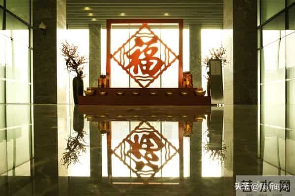 福神到,喜气绕;财神罩,财源俏!