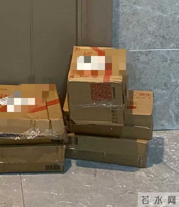 50岁堂哥终于翻身了!儿子结婚没彩礼,村干部亲自上门帮忙送快递