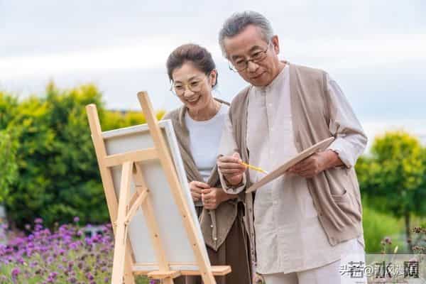 六十岁后，最舒服的夫妻关系，不是你侬我侬，而是“各有天地”