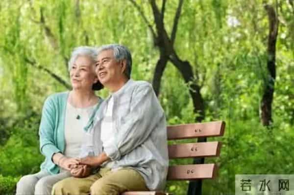 老了才明白:夫妻到六十五岁,若还有这三样,余生无憾!