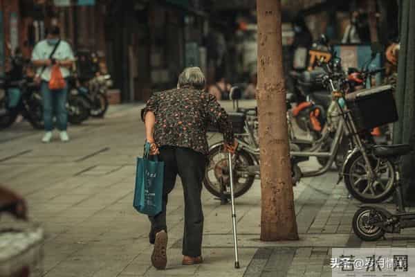 有这样的老人，简直就是儿女们的灾难，换做是谁，谁也扛不住！