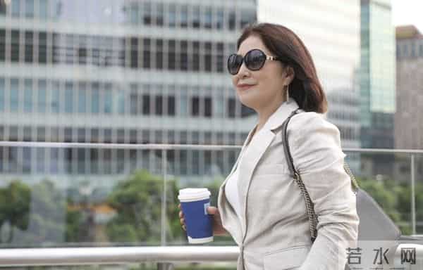 女人主动勾男人时,常会说2句话,男人别听不懂