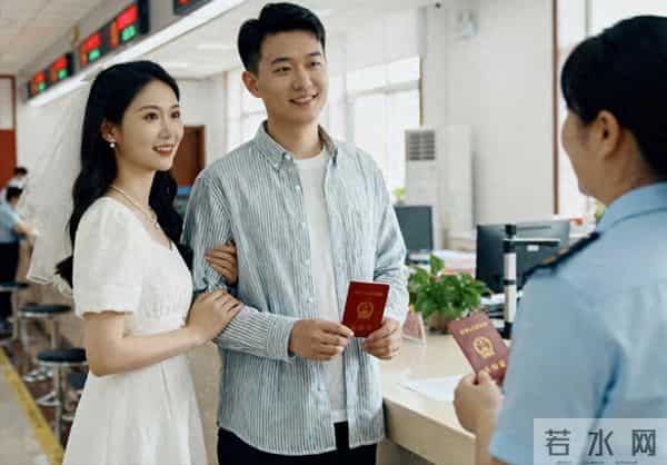 和男友去领证，办事员把我叫到一旁：“他有问题”，我问完悔婚了