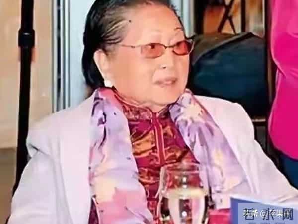 丈夫留给她600亿,3个女儿6个儿子都有钱,103岁的她为何却不快乐