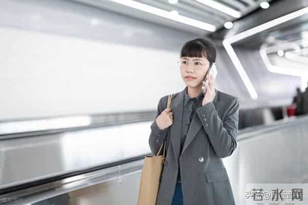 一女子上班时拿错老公的手机，半路上接到婆婆的电话，谁料，