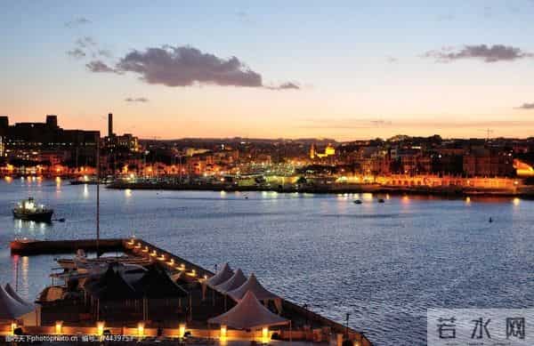 习惯了不该习惯的习惯,却执着着不该执着的执着