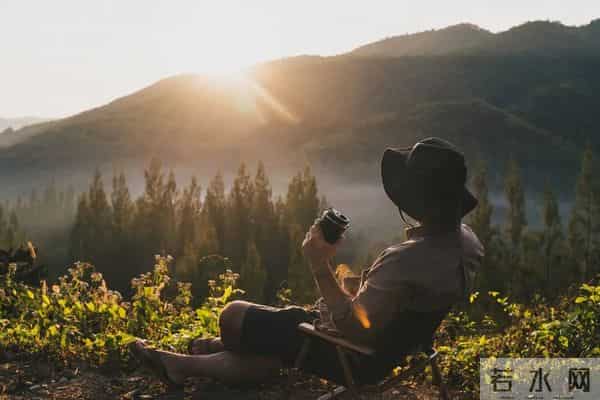 一女子上班时拿错老公的手机,半路上接到婆婆的电话,谁料,听到婆婆说了三个字后,她决定要离婚......