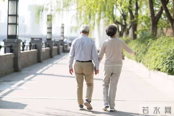 两性关系:人到晚年,如有异性靠近,不是桃花开,是你心里有了光