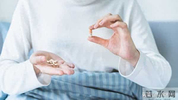 老公藏的避孕药，我偷换维生素，2个月后闺蜜的消息让我恨透两人