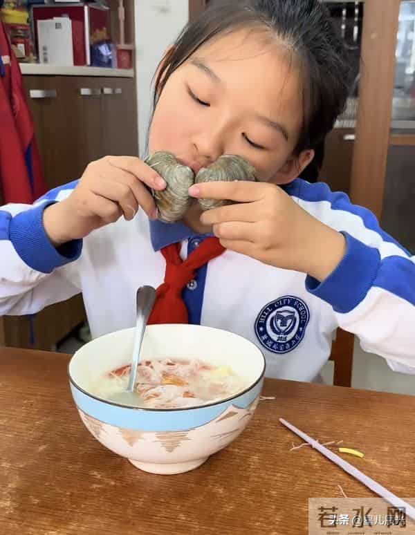 谢妈买新车 海军妈孤单在家 她耐心回复网友问题 偶尔农场有家人帮忙