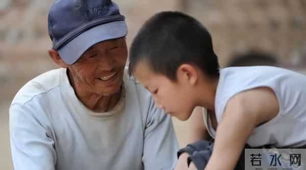 因吃了继母瓜子被父亲毒打3年,老年求和时,儿子:你我生死无关