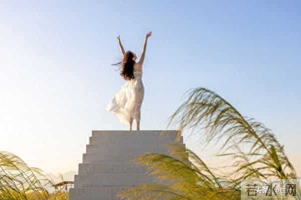 比暧昧更致命的，是女生这些撩到灵魂的小动作