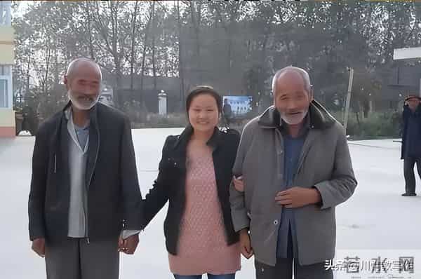 36岁女老师相貌出众,却无人敢娶,只因看到她家里的2个人!