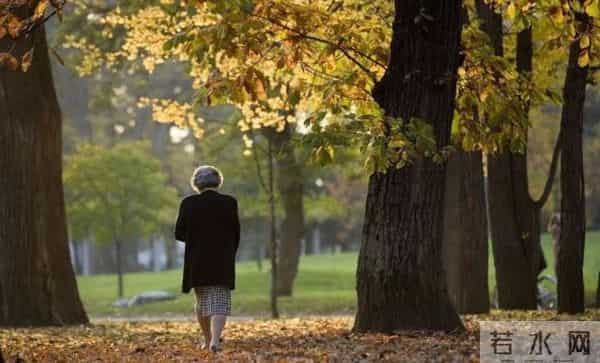 到了中年，如果你可以几个月不联系父母，说明了三个家庭真相