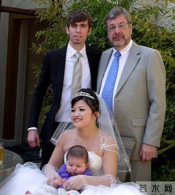 湖北打工妹嫁给英国高管，生下2个混血宝宝，婚后8年持刀捅死丈夫