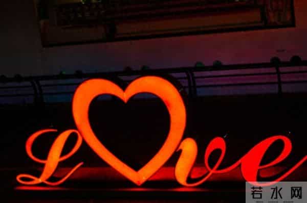 真正爱你的人,从来不会让你站在风雨里等