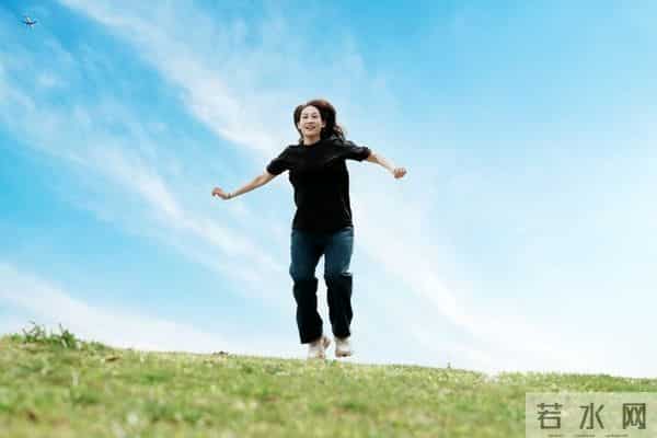 女生出现这些 “好色”表现 往往早就耐不住了，男人要懂得把握机会