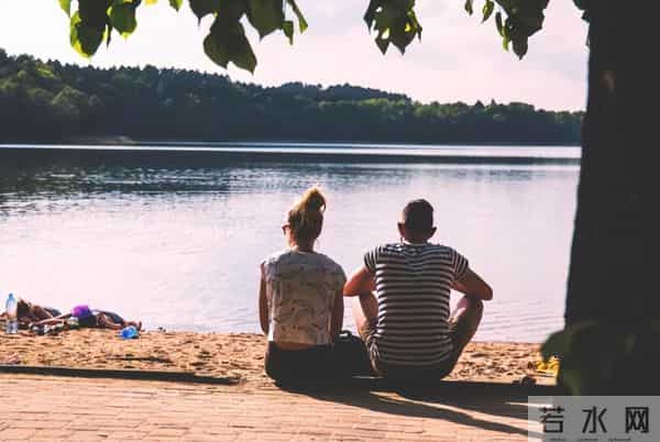 到了中年，如果你可以几个月不联系父母，说明了三个家庭真相