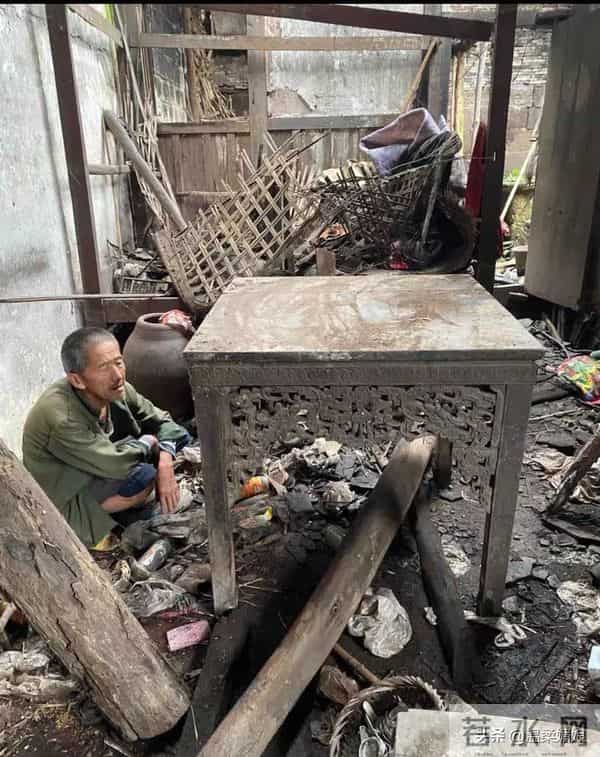 四川父亲痴呆29年,凌晨想起自己山东有厂子,儿子赶去后愣在原地