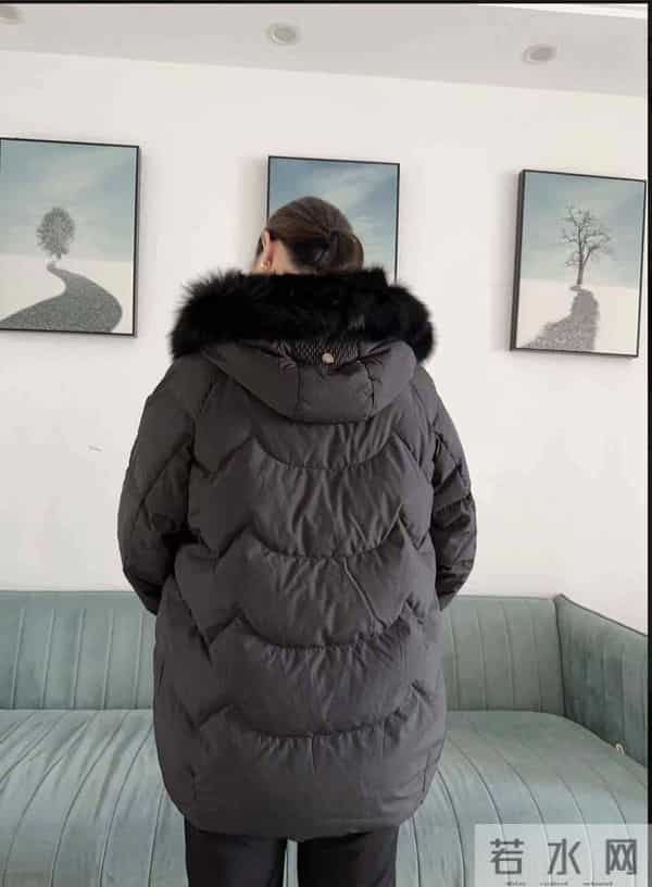 婆婆生日给婆婆买了件羽绒服，婆婆不喜欢黑色，大家帮看看怎么样