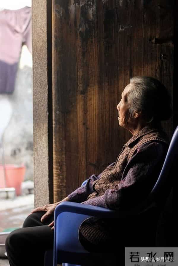 有这样的老人，简直就是儿女们的灾难，换做是谁，谁也扛不住！