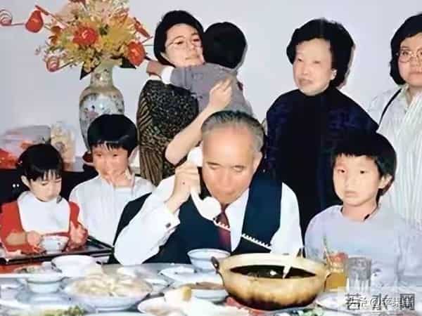 丈夫留给她600亿,3个女儿6个儿子都有钱,103岁的她为何却不快乐